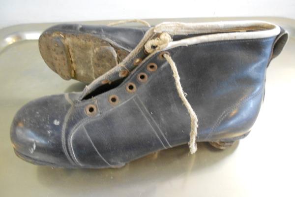 paio di vecchissime scarpe da calcio tacchetti in legno